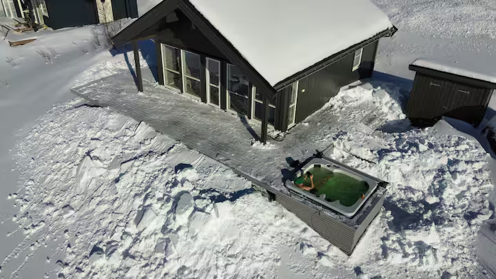 Hytta med snø og boblebad vinter