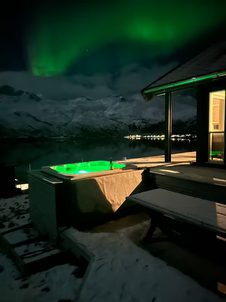 Nordlys over boblebad ved hytta