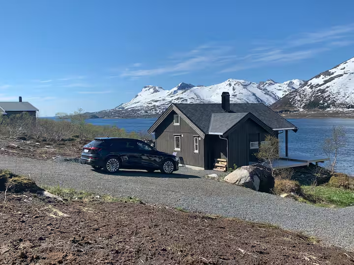 Hytta og fjellutsikt sommer
